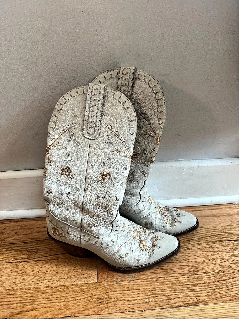 Dingo Floral Embroidered Cowgirl Boots